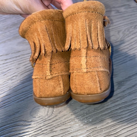 MINNETONKA LACE UP BOOTS WITH FRINGE - Picture 2 of 4